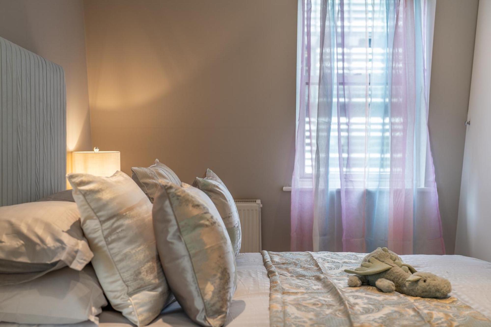 Appartement Huge 200sqm Luxury 3-bedroom Mews Londen