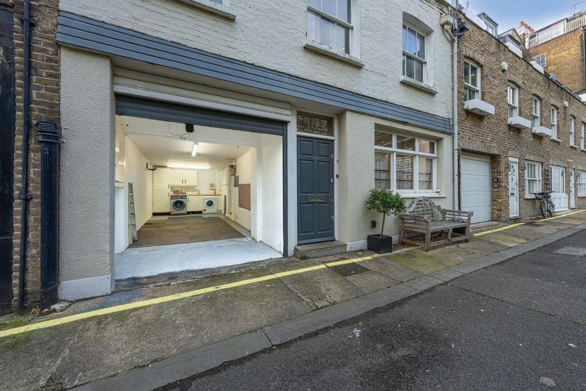 Huge 200sqm Luxury 3-bedroom Mews Londen